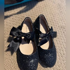 Girls size 1 glitter black flats with bow.